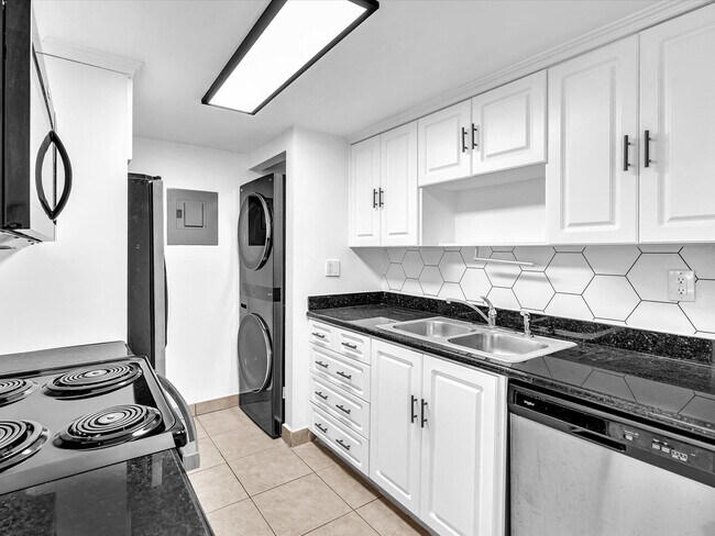 Building Photo - 220 Lakeview Dr