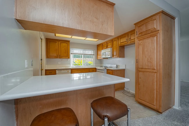 Building Photo - Beautiful 4 Bd Townhouse