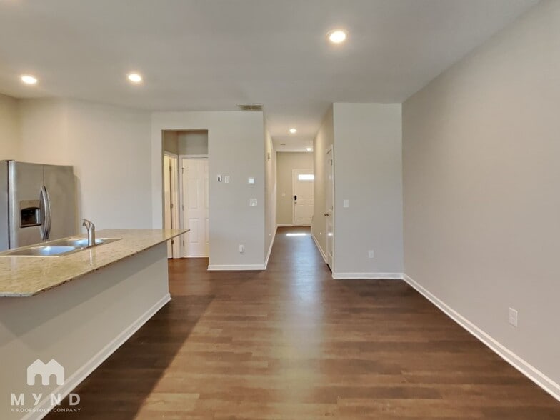 Building Photo - 5648 Union Pointe Dr