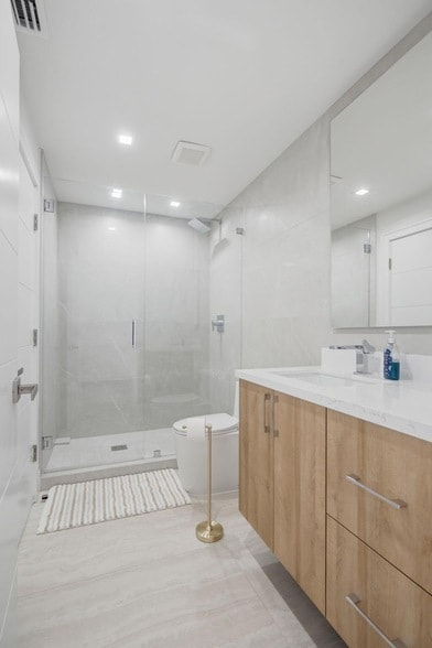Building Photo - 1173 Hillsboro Mile Unit 22