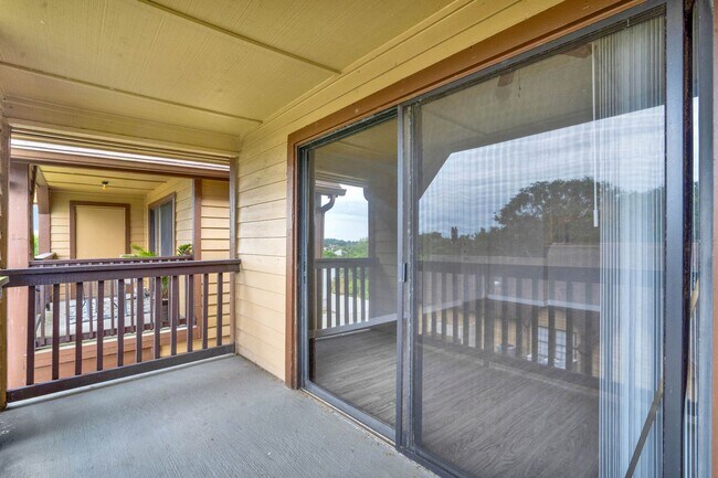 Building Photo - 1/1 Condo in Gated Lakefront Community of Altamonte Springs!