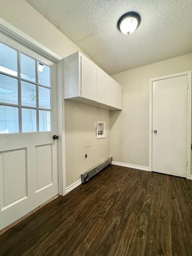 Building Photo - Coming Available June 2025 - 3-Bedroom Hom...