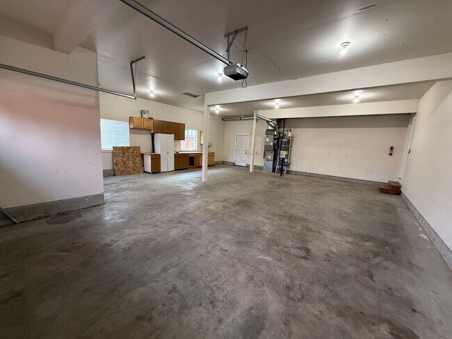 Building Photo - Stunning large 3 bedroom plus bonus rooms ...