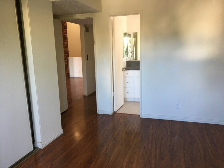 Building Photo - 1315 S Bundy Dr