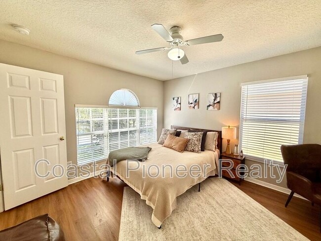 Building Photo - 11113 Avery Oaks Dr