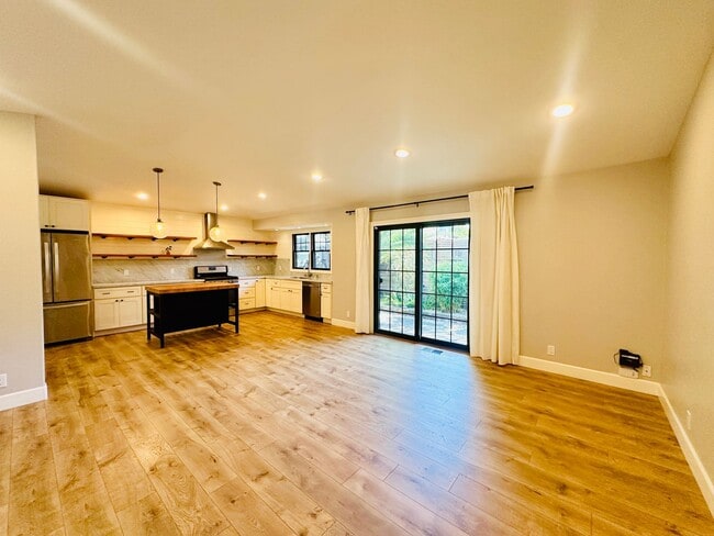 Building Photo - Beautiful Remodeled 2bd Home w/Laundry, Pr...