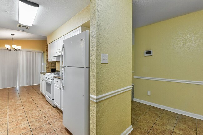 Building Photo - Cozy Living Awaits, 2BR/2BA Townhome with Fireplace