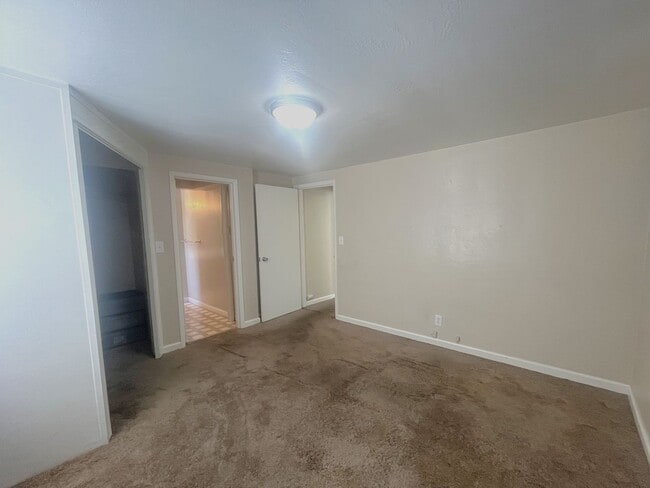 Building Photo - BIG VALUE small price!