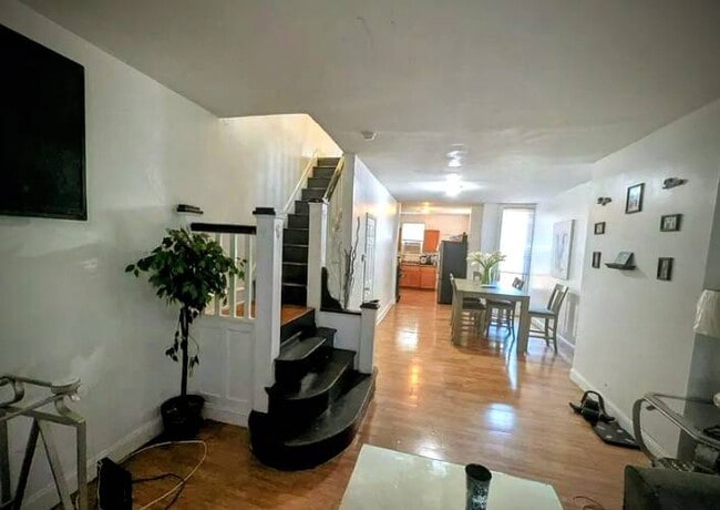 Building Photo - 5502 Thomas Ave