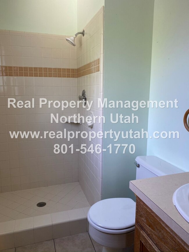 Building Photo - 5 Bedroom Home In West Point Available Now!