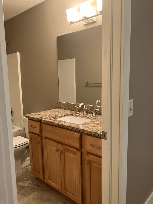 Building Photo - Beautiful 3 bedroom 2 1/2 bath home