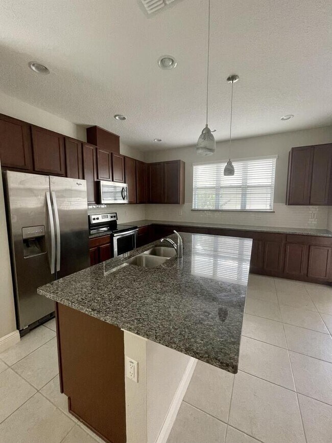 Building Photo - 15621 Honeybell Dr