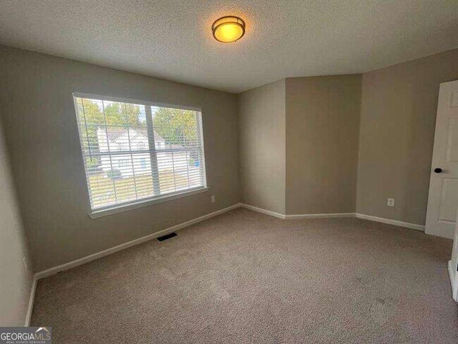 Building Photo - 2200 Burdett Ridge Dr