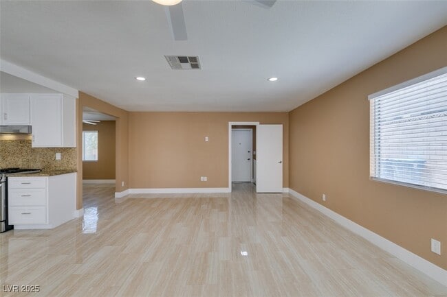 Building Photo - 3966 Green Leaf Dr