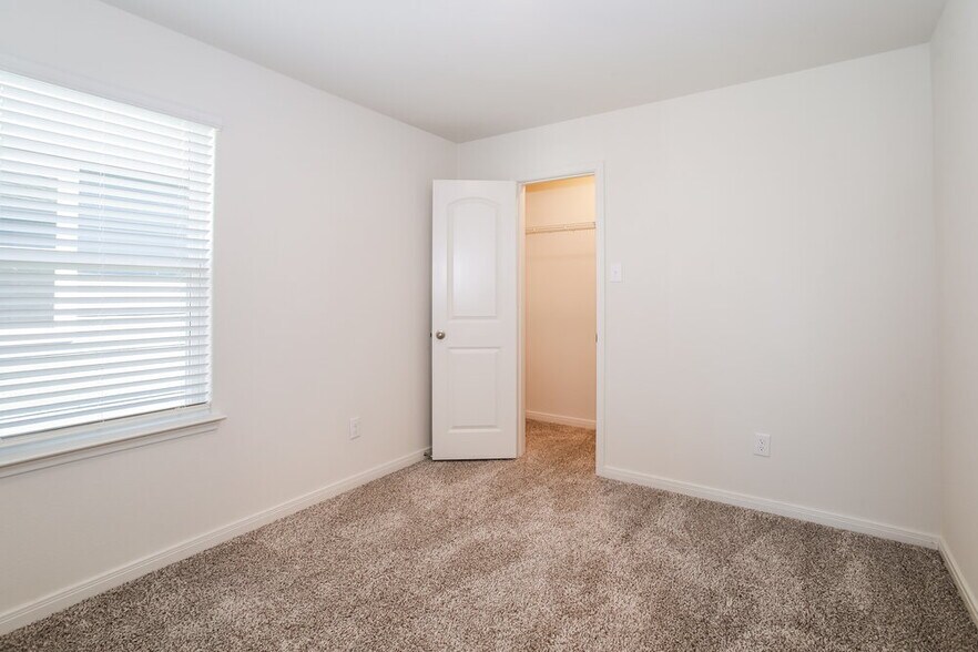 Building Photo - 204 Marsh Ln