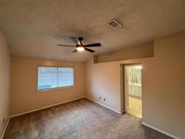 Building Photo - 2827 Parkwood Manor Dr