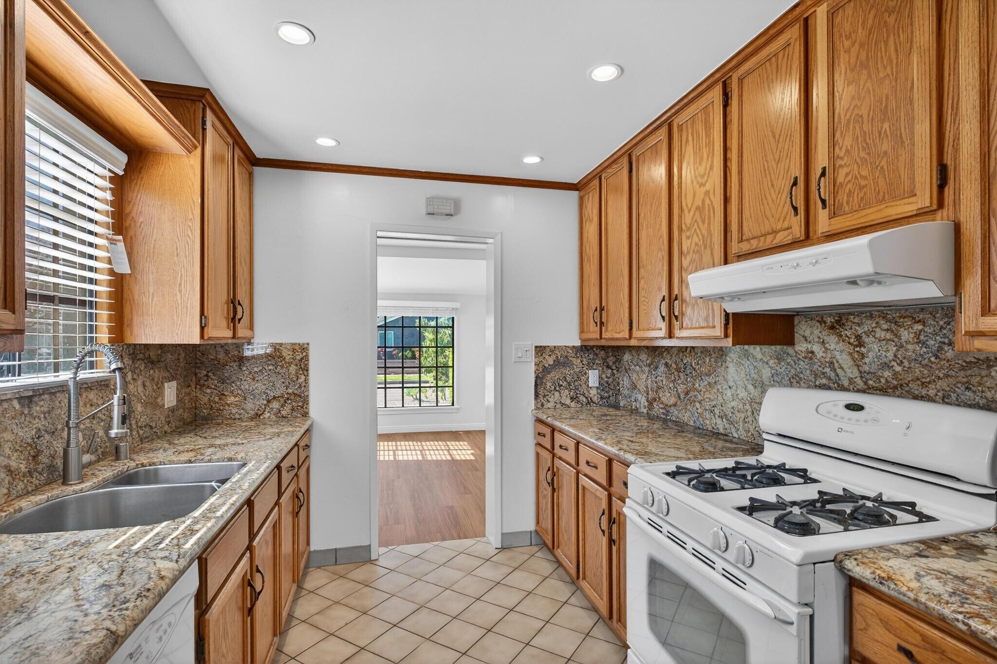 Building Photo - 15202 Florwood Ave