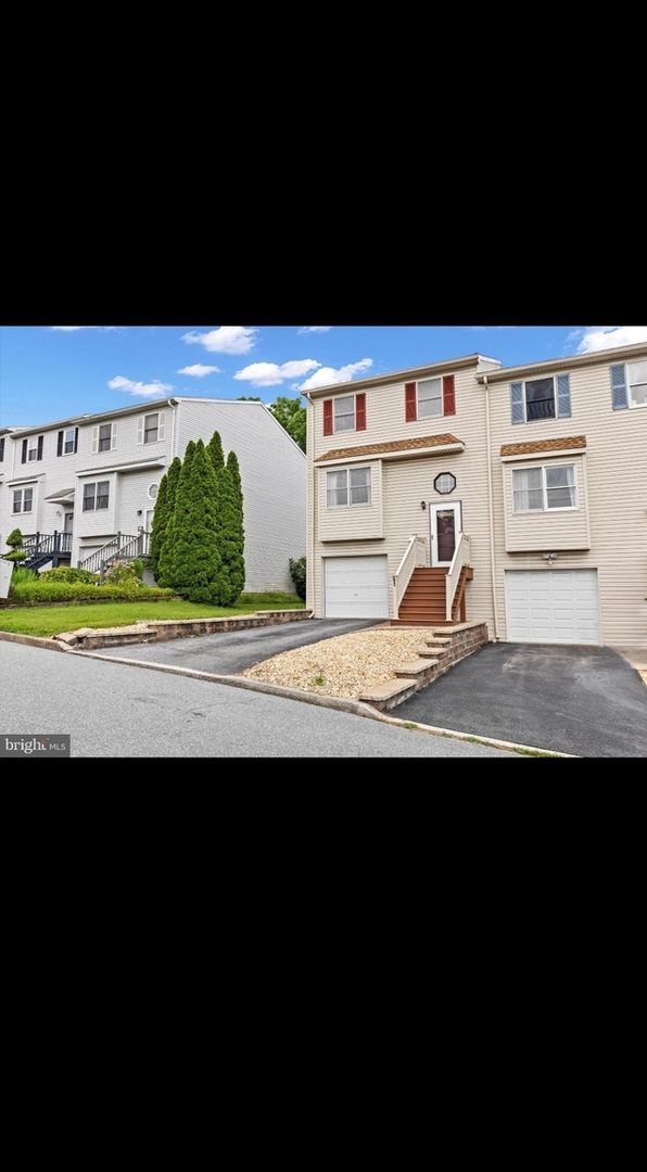 Building Photo - Spacious 3BR Townhome in Harrisburg