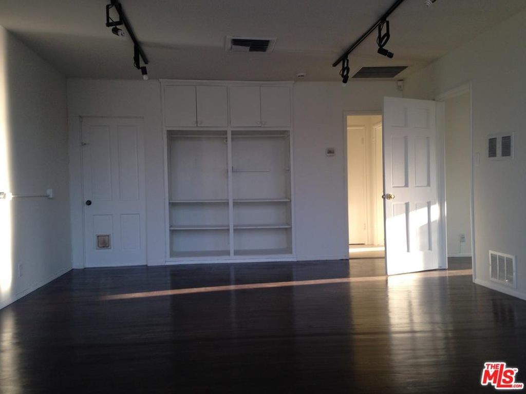 Building Photo - 3042 Rowena Ave