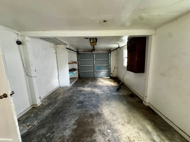 Building Photo - Updated 2 Bed Ranch Home w/ Huge Fenced Yard, Attached Garage & No Stairs – Moline