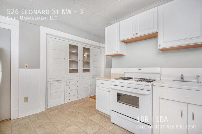 Building Photo - 526 Leonard St NW