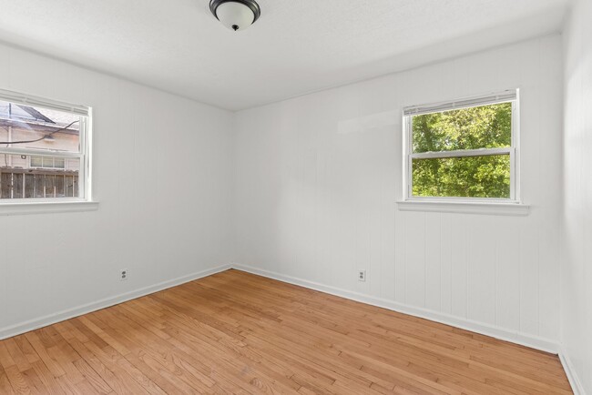 Building Photo - Charming & Newly Renovated 4 Bedroom 2 Bat...