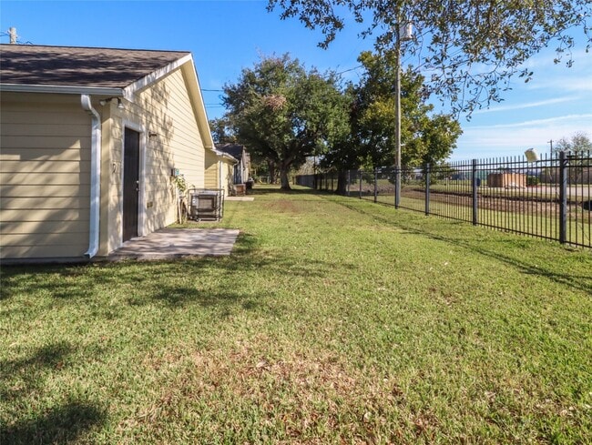 Building Photo - 7413 Blue Jay Dr