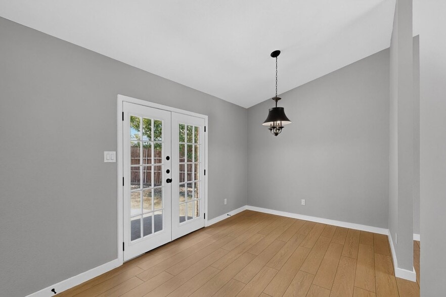 Building Photo - 900 Rocky Creek Ln