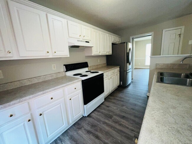 Building Photo - Northgate district! 4 bed/2.5 full bath, newly renovated, large lot, approx 2500 sqft, 2 car gara...