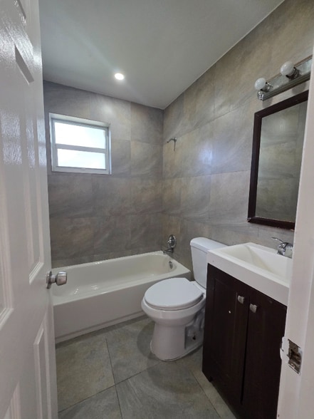 Building Photo - 681 SW 29th Terrace