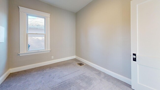 Building Photo - 3915 Hyde Ave