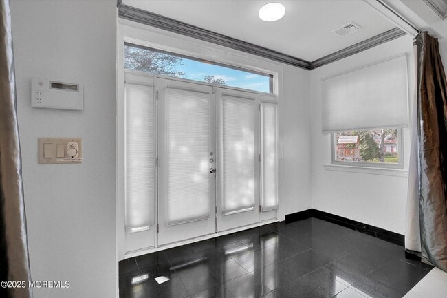 Building Photo - 589 Westwood Ave