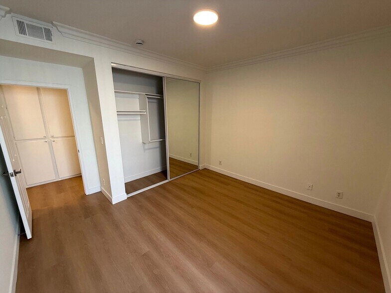 Building Photo - 15507 Moorpark St