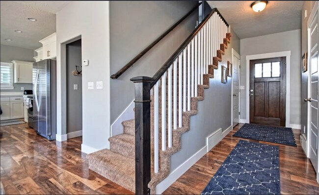 Building Photo - 4 bedroom/2.5 bathroom Townhome in Eagle Mountain