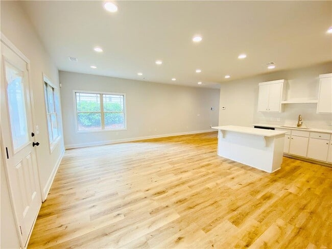 Building Photo - 1089 N Village Dr