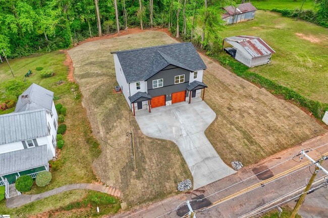 Building Photo - 610 N Shamrock Ave