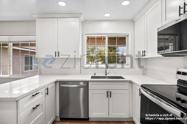 Building Photo - 451 Helen Ave