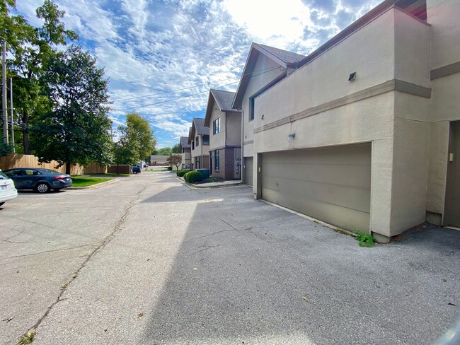 Building Photo - TWO Car Garage, Two bed (w/ Balconies), Tw...