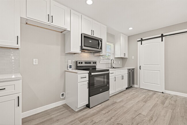 Building Photo - 10531 Royal Oaks Dr