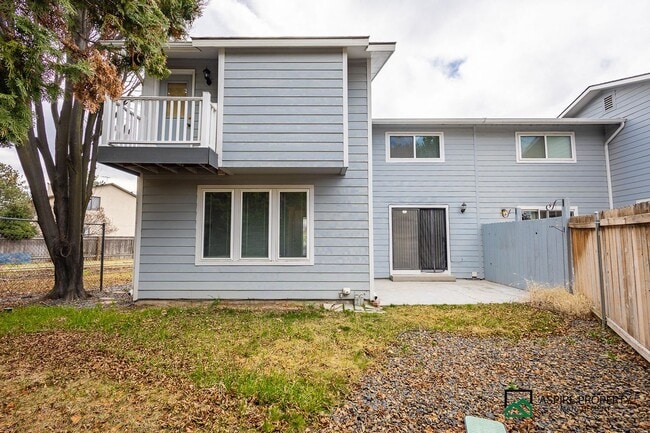 Building Photo - New Renovated 2 Bed 2 bath Townhome