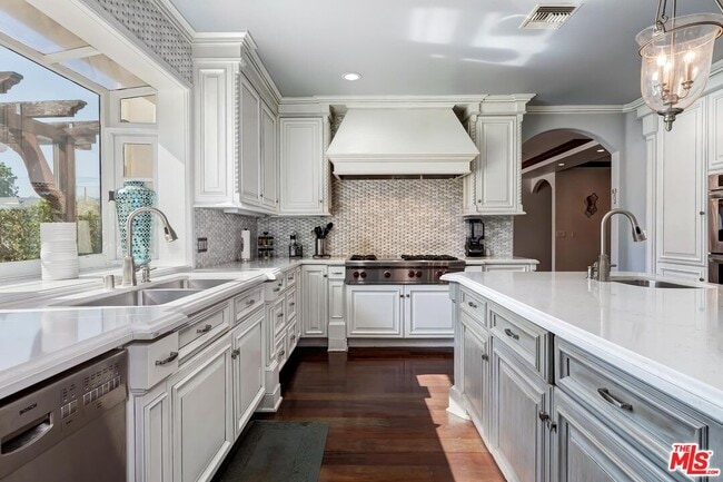 Building Photo - 6127 Rhodes Ave