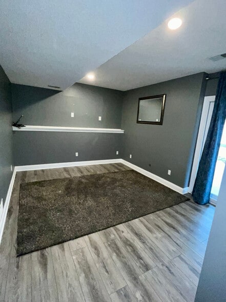 Building Photo - 1433 SW Highland Dr