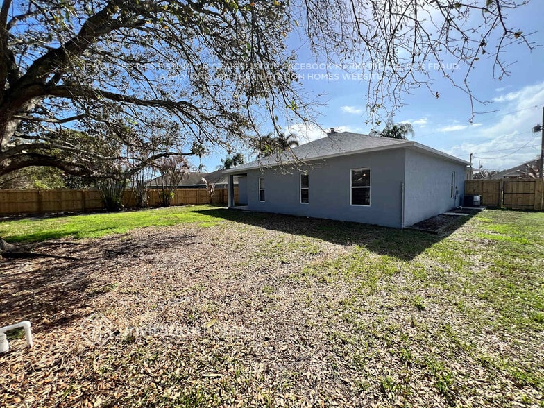 Building Photo - 1385 SE Proctor Ln