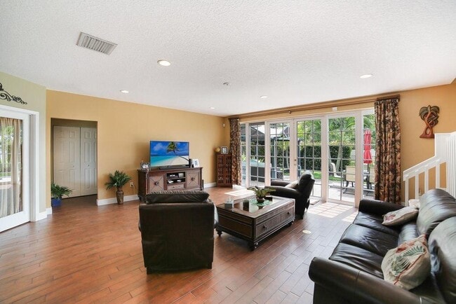 Building Photo - 8933 Alexandra Cir