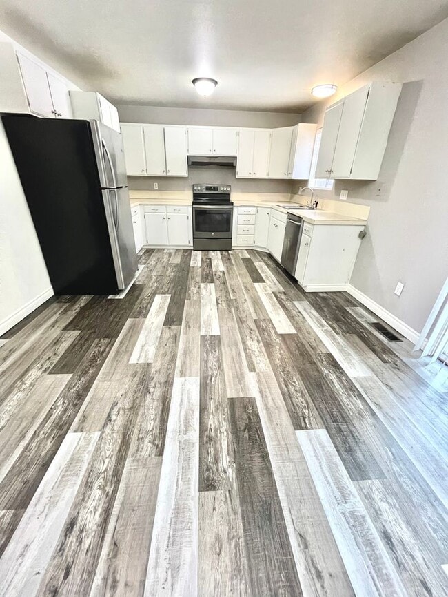 Building Photo - 3 Bedroom, 2 bath house