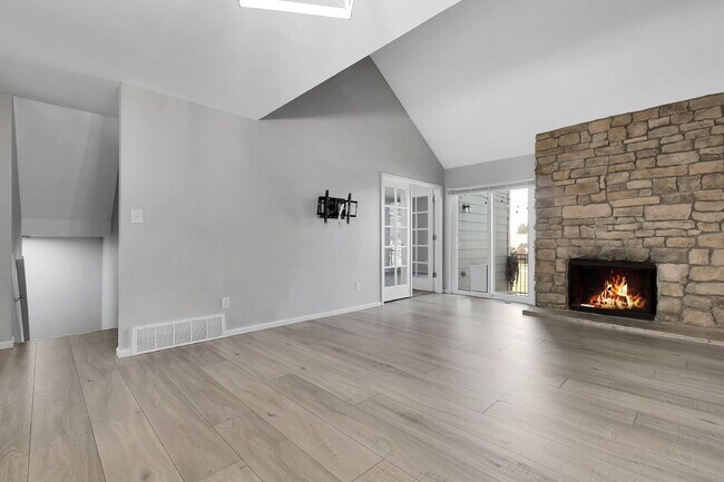 Building Photo - $2,400 - 3 Bed, 2.5 Bath Townhome with Fin...