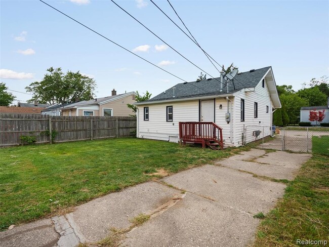 Building Photo - 7060 Maxwell Ave