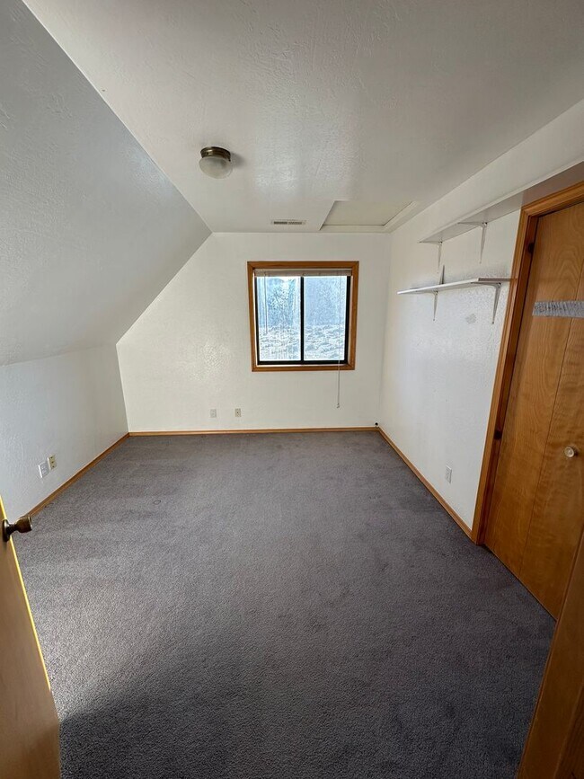 Building Photo - wonderful 3 bedroom home in serene setting