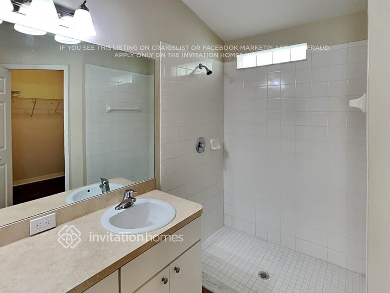 Building Photo - 6923 34th Ave E