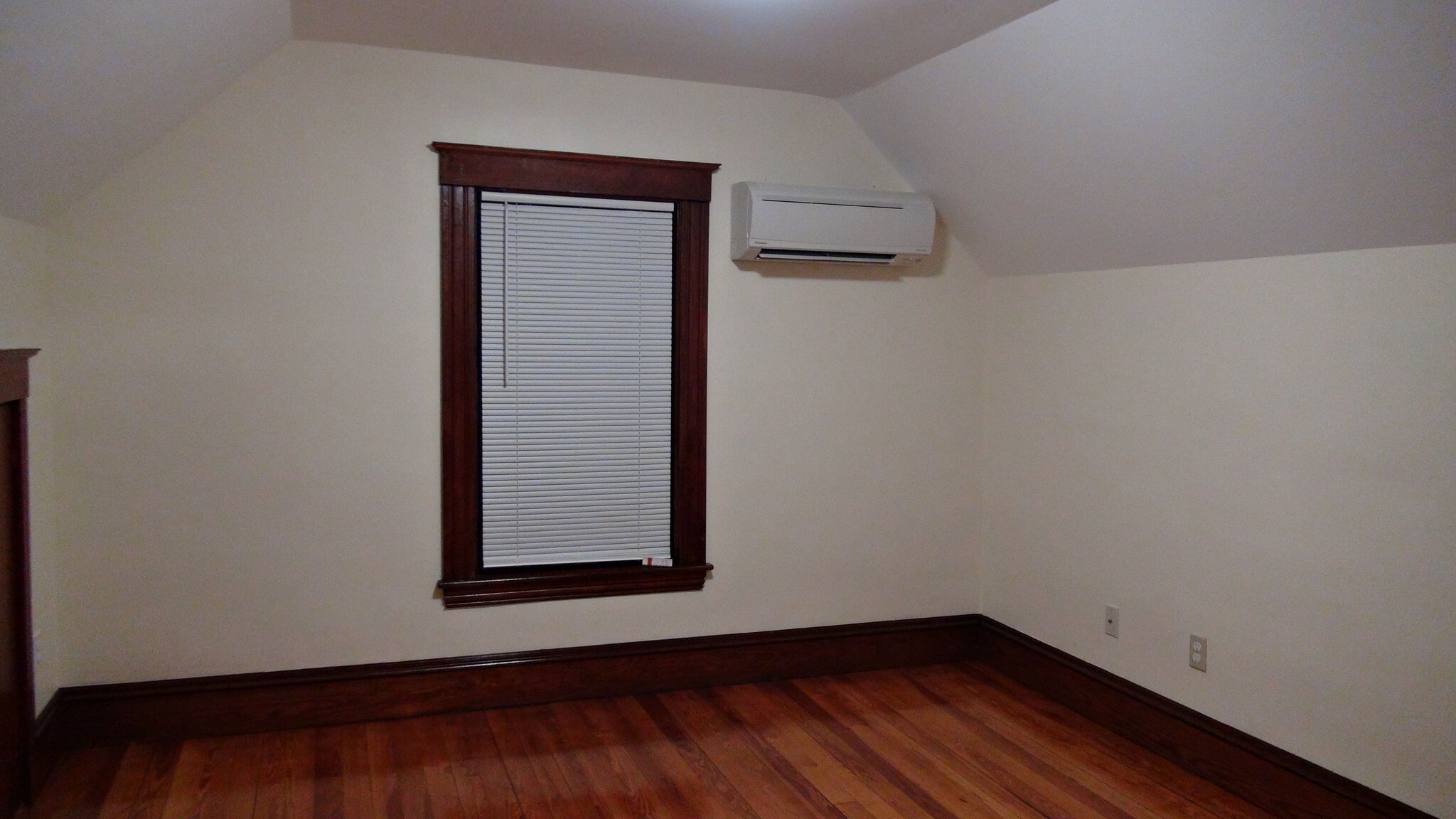 3rd floor back bedroom with A/C - 46 Chandler St